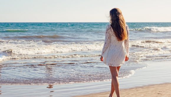 Prendersi cura dei capelli stressati dal sole